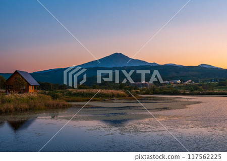 鳥在日落的海山 117562225