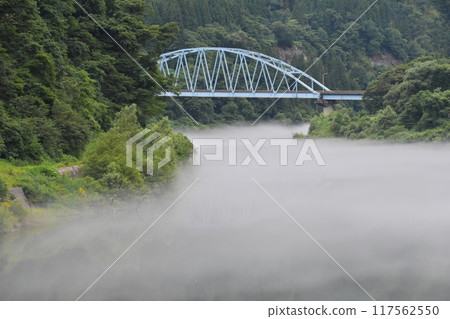 在Tadami河的河霧 117562550