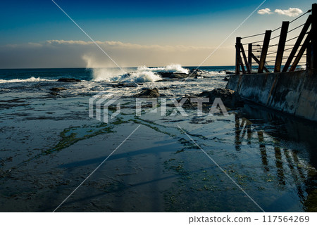 岩石海岸，波濤洶湧 117564269