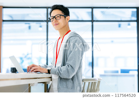 Businessman working in the office Photo cooperation: WEEK Shibadaimon (Sun Frontier Fudousan) 117564520