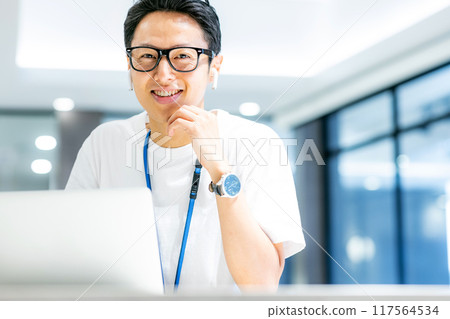 Male shooting cooperation working in a shared office: WEEK Shibadaimon (Sun Frontier Fudousan) Male shooting cooperation working in a shared office: WEEK Shibadaimon (Sun Frontier Fudousan) 117564534
