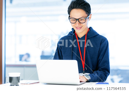 Male shooting cooperation working in a shared office: WEEK Shibadaimon (Sun Frontier Fudousan) Male shooting cooperation working in a shared office: WEEK Shibadaimon (Sun Frontier Fudousan) 117564535