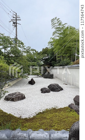 japanese zen garden with stone lantern 117564743