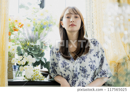 窗邊的女人 117565025