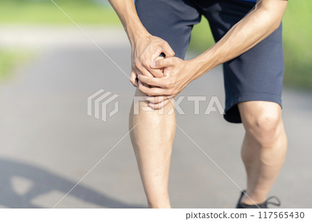 Man with knee pain, knee pain, body parts, parts 117565430