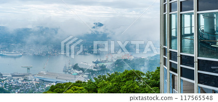 從稻佐山展望台看霧氣繚繞的長崎市區全景[長崎市] 117565548