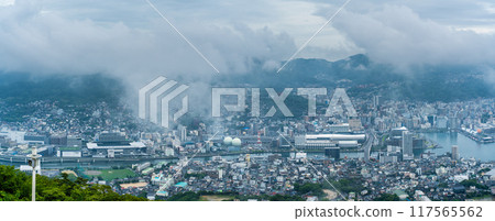 從稻佐山展望台看霧氣繚繞的長崎市區全景[長崎市] 117565562