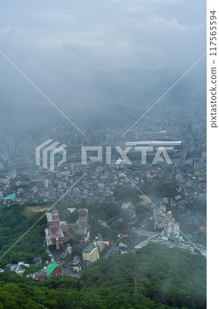 從稻佐山展望台望去，長崎市區籠罩在霧氣和雲彩之中 [長崎市] 117565594