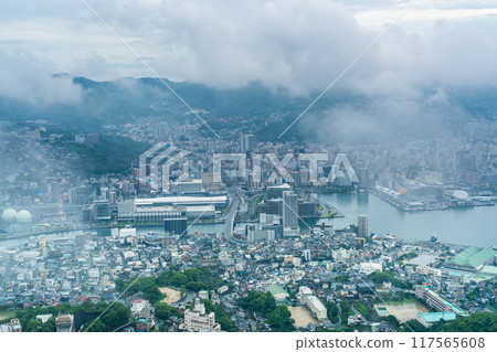 從稻佐山展望台望去，長崎市區籠罩在霧氣和雲彩之中 [長崎市] 117565608
