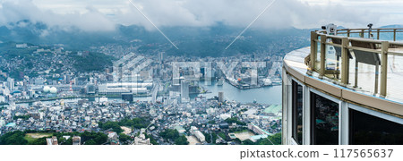 從稻佐山展望台看霧氣繚繞的長崎市區全景[長崎市] 117565637