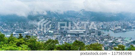 從稻佐山展望台看霧氣繚繞的長崎市區全景[長崎市] 117565696