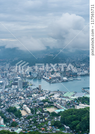 從稻佐山展望台望去，長崎市區籠罩在霧氣和雲彩之中 [長崎市] 117565711