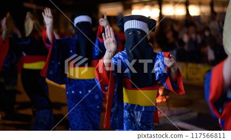 身著靛藍浴衣跳舞的婦女和 Hiko mitsumi Nishiba Onnai Bon Odori 2024 秋田縣 身著靛藍浴衣跳舞的婦女和 Hiko mitsumi Nishiba Onnai Bon Odori 2024 秋田縣 117566811