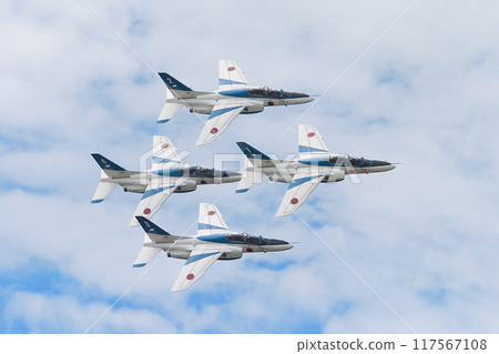 航空自衛隊T-4藍色衝擊波在雲層上形成菱形隊形 航空自衛隊T-4藍色衝擊波在雲層上形成菱形隊形 117567108