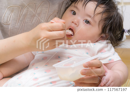 【綁頭髮的寶寶吃嬰兒食品】 【綁頭髮的寶寶吃嬰兒食品】 117567197