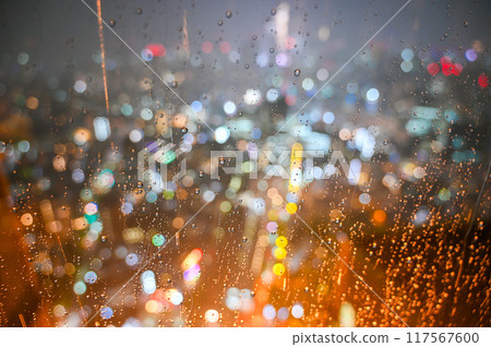 夜晚窗戶上的水滴和路燈 117567600