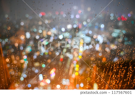 夜晚窗戶上的水滴和路燈 117567601