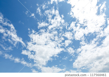 藍天上漂浮的雲朵形狀【背景素材】 117568461