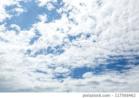 藍天上漂浮的雲朵形狀【背景素材】 117568462