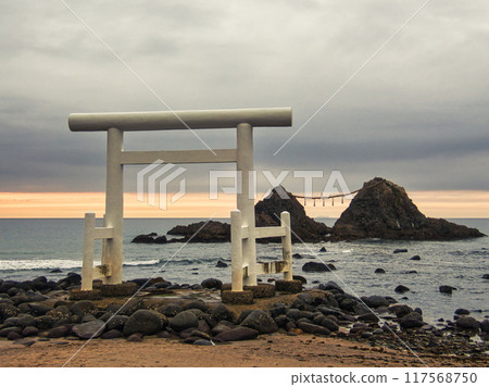 福岡縣糸島市櫻井二見浦的鳥居與夫婦岩 福岡縣糸島市櫻井二見浦的鳥居與夫婦岩 117568750