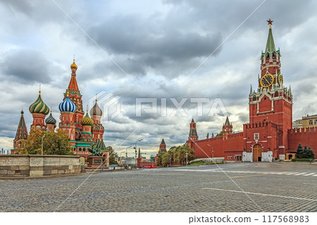 Panoramic picture of the deserted Red Square in Moscow with St. Basil's Cathedral, and the Kremlin 117568983