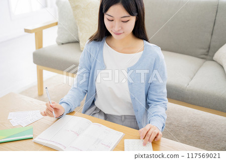 拿著家庭帳簿的婦女 117569021