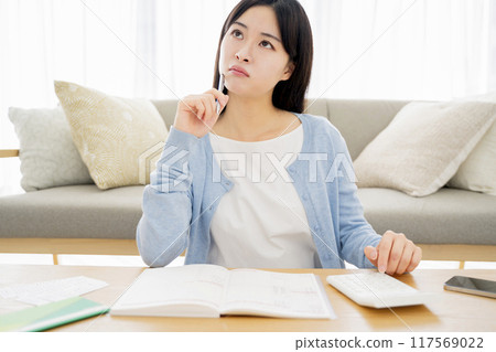 拿著家庭帳簿的婦女 117569022