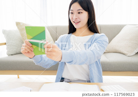一個女人很高興看到一本存摺 117569023