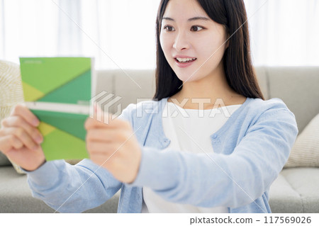 一個女人很高興看到一本存摺 一個女人很高興看到一本存摺 117569026