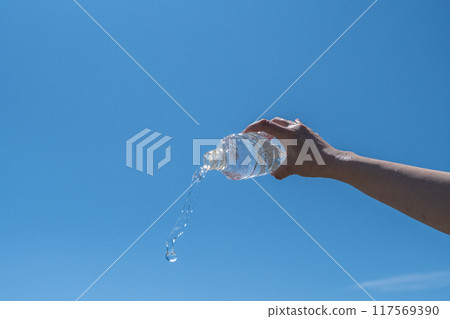 水從塑膠瓶中溢出 水從塑膠瓶中溢出 117569390