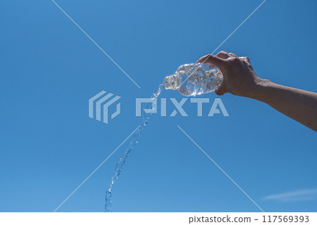 水從塑膠瓶中溢出 水從塑膠瓶中溢出 117569393