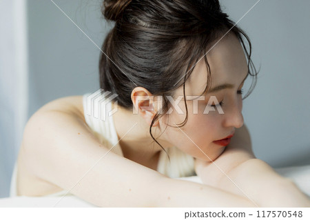 一個穿著白色連衣裙的女人 一個穿著白色連衣裙的女人 117570548