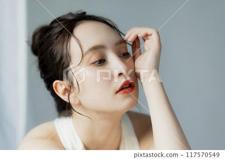 一個穿著白色連衣裙的女人 117570549