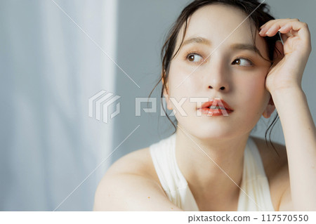 一個穿著白色連衣裙的女人 一個穿著白色連衣裙的女人 117570550