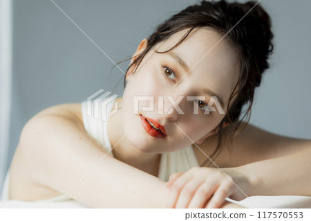 A woman in a white dress 117570553