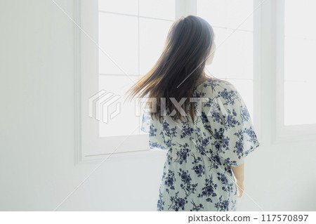 年輕女性的護髮形象 117570897