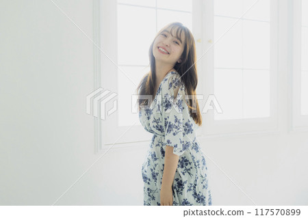 年輕女性的護髮形象 117570899