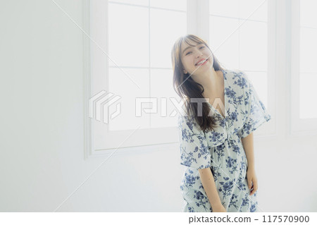 年輕女性的護髮形象 117570900