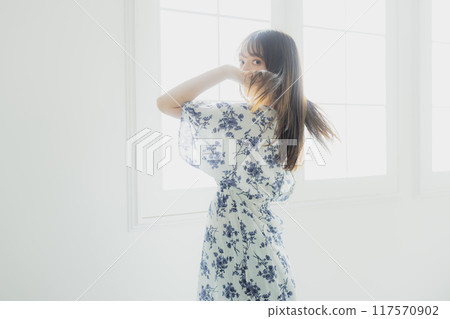 年輕女性的護髮形象 年輕女性的護髮形象 117570902
