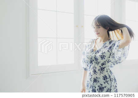年輕女性的護髮形象 年輕女性的護髮形象 117570905