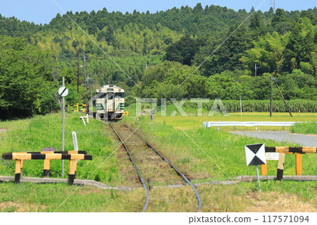 Kominato Railway "Train stopped at Kazusakawama Station and local summer scenery" 117571094