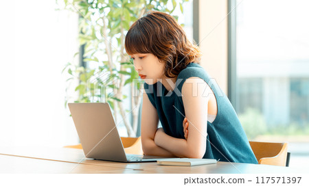 日本女性一邊用電腦一邊思考 日本女性一邊用電腦一邊思考 117571397