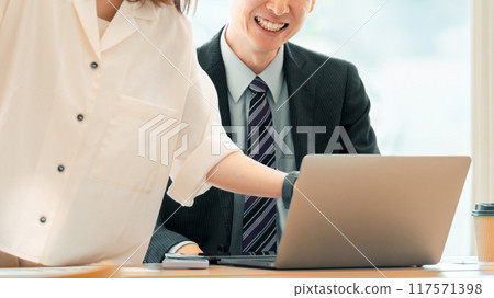 日本男性和女性商人開會 日本男性和女性商人開會 117571398