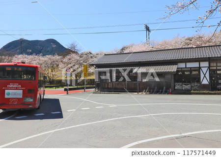 Hidahikosan Line BRT Hoshusan Station and a red bus in Toho Village, Asakura District, Fukuoka Prefecture 117571449