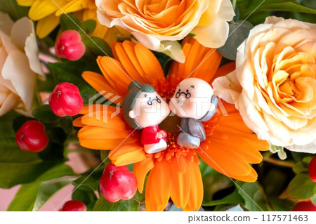 拿著花束的年長夫婦 拿著花束的年長夫婦 117571463