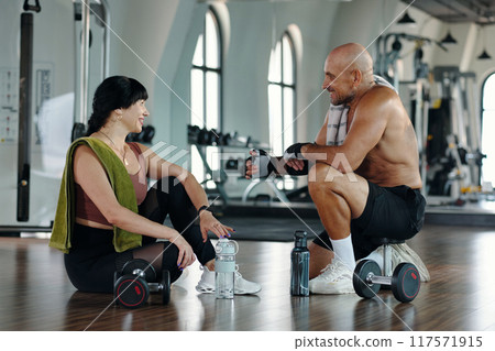 Couple Talking After Training In Gym 117571915