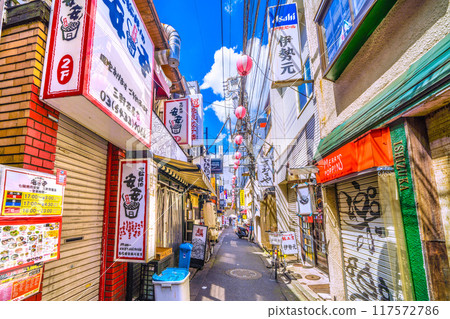 日本八月的東京城市景觀。三軒茶屋車站旁的酒吧街鈴蘭通街景 日本八月的東京城市景觀。三軒茶屋車站旁的酒吧街鈴蘭通街景 117572786