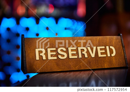 Sign with the inscription Reserved on the restaurant table 117572954