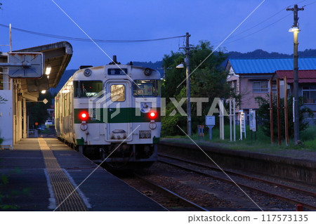 烏山線Kiha 40系列柴油列車在傍晚的燈光下抵達烏山站_攝於2009年9月5日 117573135