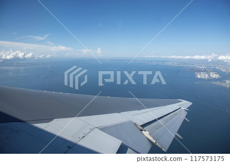 飛機從機場起飛後盤旋 117573175